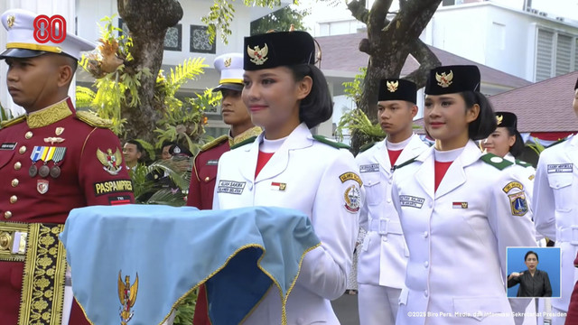 Aliah Sakira pembawa baki saat upacara penurunan bendera Merah Putih HUT ke-80 RI di Istana Merdeka, Jakarta, Minggu (17/8/2025). Foto: YouTube/ Sekretariat Presiden