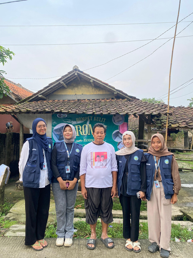 Anggota bidang ekonomi bersama bapak Romli pelaku usaha UMKM dompet desa Babakan Jaya