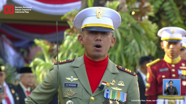 Komandan Paskibraka, Kapten Inf Xandy Dharwika Hutagaol saat Upacara penurunan bendera Merah Putih HUT ke-80 RI di Istana Merdeka, Jakarta, Minggu (17/8/2025). Foto: Youtube/Sekretariat Presiden