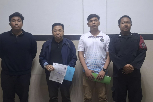 Mantan Ketum Golkar sekaligus Mantan Ketua DPR RI Setya Novanto alias Setnov (dua kiri) telah bebas bersyarat dari Lapas Sukamiskin, Bandung, Sabtu (16/8/2025). Foto: Dok. Lapas Sukamiskin