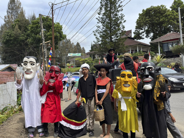 Pertunjukan tari tradisional asal Kabupaten Karo di pawai 17 Agustus di Jalan Merdeka, Kecamatan Berastagi. Foto: Dok. Tri Vosa Ginting/kumparan