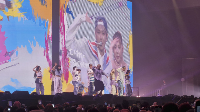 Penampilan Baekhyun EXO saat menggelar konser Reverie yang digelar di ICE BSD, Sabtu (16/8/2025). Foto: Kartika Pamujiningtyas/kumparan