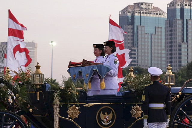 Prosesi penyimpanan Bendera Pusaka Merah Putih dan Teks Proklamasi di Monas, Minggu (17/8/2025). Foto: Luthfi Humam/kumparan