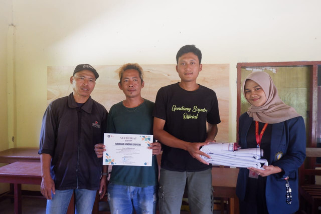 Penyerahan simbolis banner kepada Ketua Sanggar Seni Turonggo Gondang Saputro, Desa Mentaraman (27/07/25)