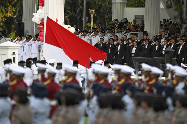 Peserta memberi hormat saat Upacara Penurunan Bendera Merah Putih dalam rangka HUT ke-80 Kemerdekaan RI di Istana Merdeka Jakarta, Minggu (17/8/2025).  Foto: Hafidz Mubarak A/ANTARA FOTO