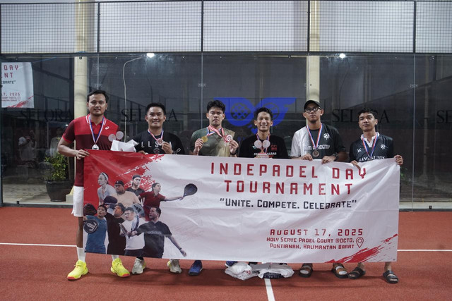 Tim Hi!Pontianak, Mawardi dan Farraz Lubis (tengah), meraih juara pertama Indepadel Day Tournament yang digelar Borneo Padel Community di Holy Serve Octo Pontianak, 17 Agustus 2025. Foto: Airpictsport  