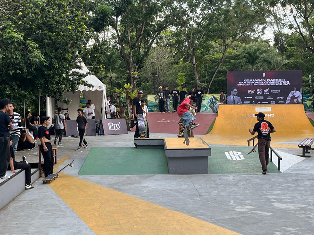 Keseruan aksi skater di Kalbar di Taman Catur, Skatepark Pontianak, Minggu 17 Agustus 2025. Foto: Rabiansyah/Hi!Pontianak.