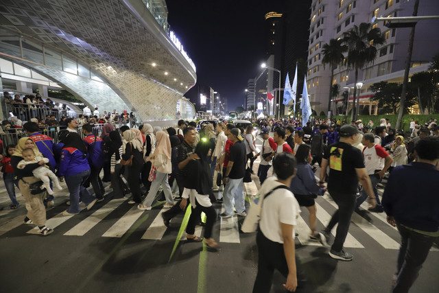 Sejumlah warga mulai berkumpul untuk mengikuti rangkaian Pesta Rakyat dalam rangka HUT ke-80 Kemerdekaan RI di kawasan Bundaran HI, Jakarta, Minggu (17/8/2025). Foto: Jamal Ramadhan/kumparan