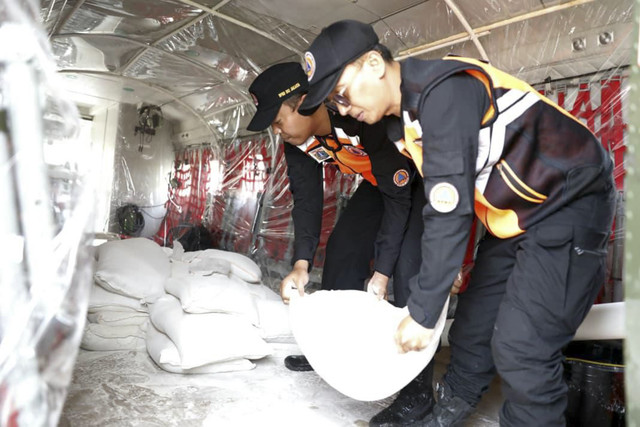 Modifikasi Cuaca yang digelar Pemprov DKI untuk HUT ke-80 RI di Jakarta. Foto: Dok. BPBD Jakarta