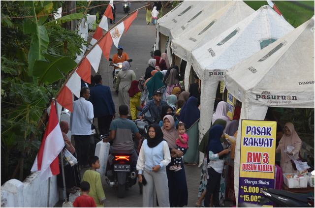 sumber: dokumentasi pdd @kkn_sladi_2025 | Suasana Pasar Rakyat Desa Sladi HUT RI 80 bersama KKN UNIWARA