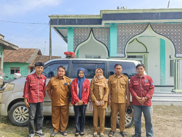 Anggota KKM 76 bidang kesehatan bersama Staff Puskesmas Nyompok