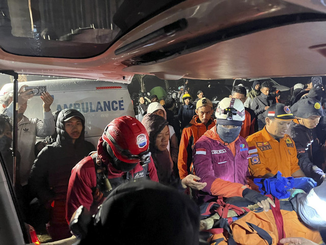 Tim SAR evakuasi pendaki yang meninggal saat rayakan HUT ke-80 RI di Gunung Bawakaraeng, Minggu (17/8/2025). Foto: Dok. Istimewa