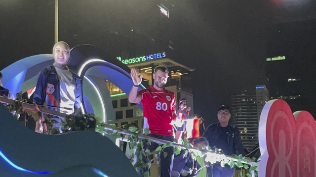 Pemain Timnas Indonesia Jordi Amat melambaikan tangan saat mengikuti parade karnaval dalam rangka HUT ke-80 Kemerdekaan RI melintas di kawasan Jalan Sudirman, Jakarta, Minggu (17/8/2025). Foto: Rayyan Farhansyah/kumparan