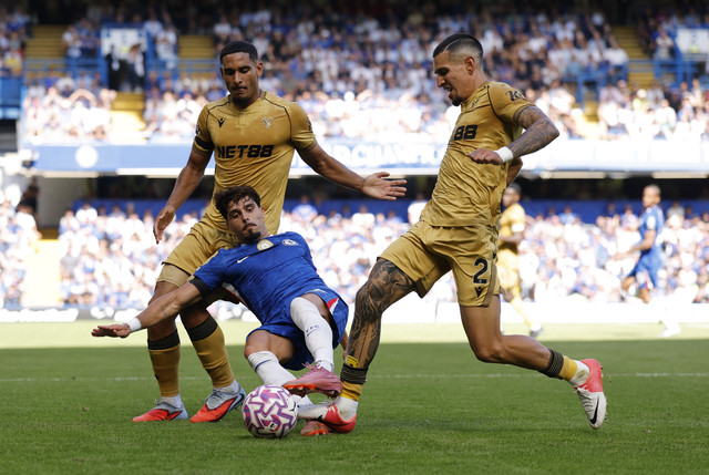 Pemain Chlesea Pedro Neto berebut bola dengan dua pemain Crystal Palace Maxence Lacroix dan Daniel Munoz pada pertandingan Liga Inggris di Stamford Bridge, London, Inggris, Minggu (17/8/2025). Foto: Andrew Couldridge/Reuters