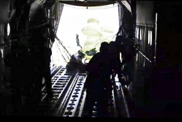 TNI kirim 17,8 ton bantuan kemanusiaan ke Gaza via airdrop pada HUT ke-80 RI, sebagai simbol solidaritas dan semangat kemerdekaan. Foto: X/ @Puspen_TNI