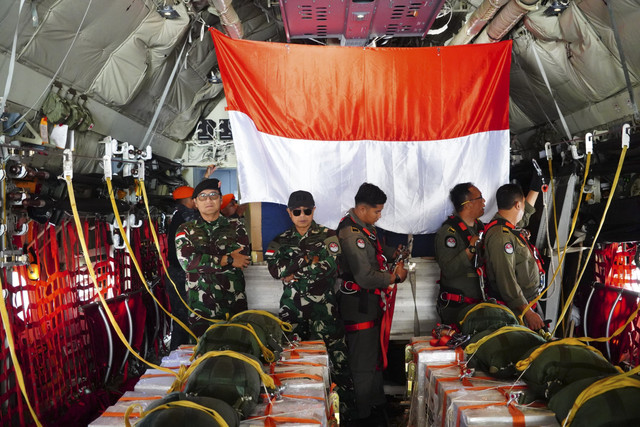 TNI kirim 17,8 ton bantuan kemanusiaan ke Gaza via airdrop pada HUT ke-80 RI, sebagai simbol solidaritas dan semangat kemerdekaan. Foto: X/ @Puspen_TNI