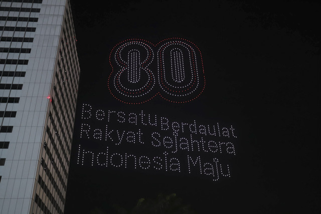 Atraksi formasi drone di Bundaran HI, Jakarta, Minggu (17/8/2025). Foto: Jamal Ramadhan/kumparan