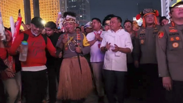 Momen Kapolri Jenderal Listyo Sigit Prabowo dan Mensesneg Prasetyo Hadi berjoget bersama warga saat Pesta Rakyat di Bundaran HI, Jakarta Pusat, Minggu (17/8/2025).  Foto: Fadhil Pramudya/kumparan