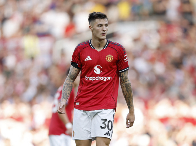 Pemain Manchester United Benjamin Sesko memasuki lapangan saat menghadapi Arsenal dalam pertandingan Liga Inggris di Old Trafford, Manchester, Inggris, Minggu (17/8/2025). Foto: Jason Cairnduff/Reuters