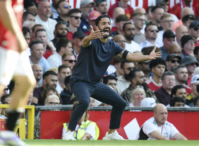 Pelatih Manchester United Ruben Amorim memberikan arahan kepada pemainnya saat laga melawan Arsenal dalam pertandingan Liga Inggris di Old Trafford, Manchester, Inggris, Minggu (17/8/2025). Foto: Peter Powell/Reuters