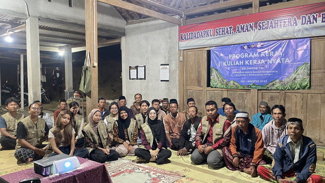 Mahasiswa KKN UMBY Kelompok 7 Bersama Warga Dusun Kalidadap 1 Dalam Kegiatan Edukasi Literasi Digital Senin (11/08/25). (Dokumen: KKN 74 UMBY)