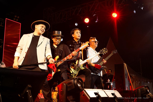 Band Padi Reborn membawakan beberapa tembang lagu dan bernyanyi bersama masyarakat yang hadir pada Pesta Rakyat IKN, Minggu (17/8/2025). Foto: OIKN