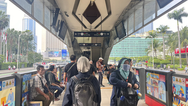 Suasana di Halte TransJakarta Bundaran HI, Menteng, Jakarta Pusat, Senin (18/8/2025). Foto: Nasywa Athifah/kumparan
