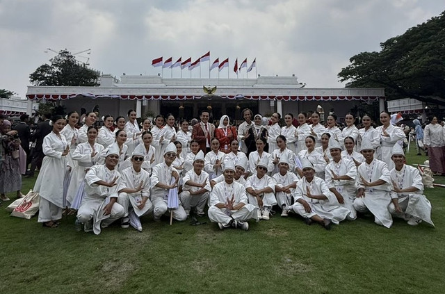 Foto bersama tim penari muda asal Kalbar di Istana Merdeka. Foto: Dok. Istimewa