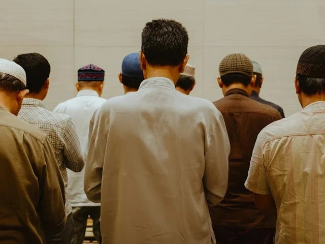 Ilustrasi kenapa sholat Jumat hanya untuk laki-laki. Foto: pexels.com/apyfz