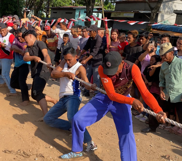 Warga Pontianak Barat antusias ikut lomba tarik tambang. Foto: Yulia Ramadhiyanti/HiPontianak