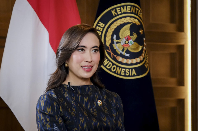 Menteri Pariwisata (Menpar) Widiyanti Putri Wardana menyampaikan kinerja sektor usaha pariwisata pada semester I tahun 2025 di Kantor Kementerian Pariwisata, Jakarta, Sabtu (16/8/2025). Foto: Dok. Kemenpar