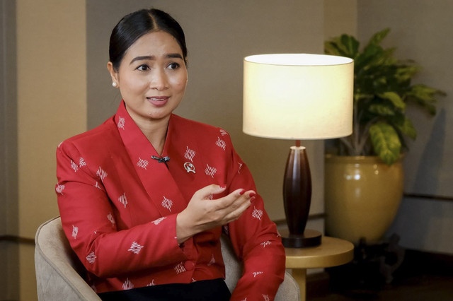 Wakil Menteri Pariwisata (Wamenpar) Ni Luh Puspa menyampaikan kinerja sektor usaha pariwisata pad semester I tahun 2025 di Kantor Kementerian Pariwisata, Jakarta, Sabtu (16/8/2025). Foto: Dok. Kemenpar