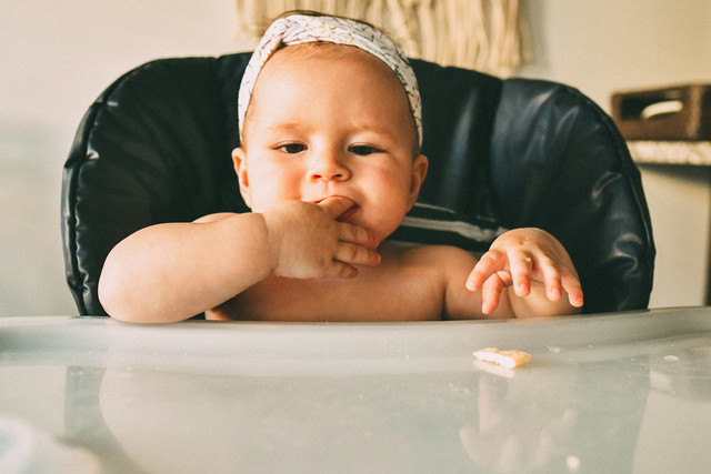 Ilustrasi memberikan snack MPASI 6 bulan. Foto: Unsplash