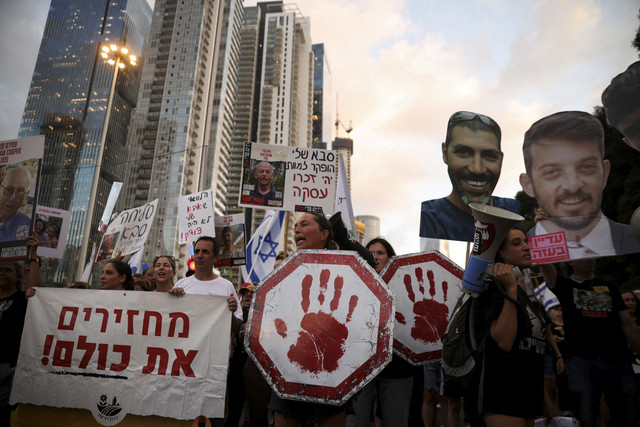 Demonstran berpartisipasi dalam protes setelah keluarga sandera menyerukan pemogokan nasional untuk menuntut pengembalian semua sandera dan diakhirinya perang di Gaza, di Tel Aviv, Israel, Minggu (17/8/2025) waktu setempat. Foto: Shir Torem/REUTERS