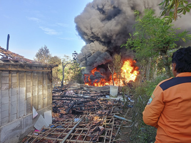 Sumur minyak rakyat meledak di Desa Gandu, Kecamatan Bogorejo, Kabupaten Blora, Jawa Tengah, pada Minggu (17/8/2025). Foto: Dok. BPBD Jateng