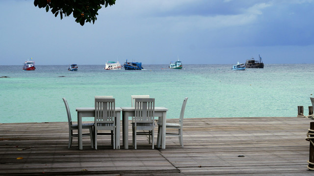 Restoran di PIK 2 view laut. Foto hanya ilustrasi, bukan tempat sebenarnya. Sumber: Unsplash/Pascal Müller