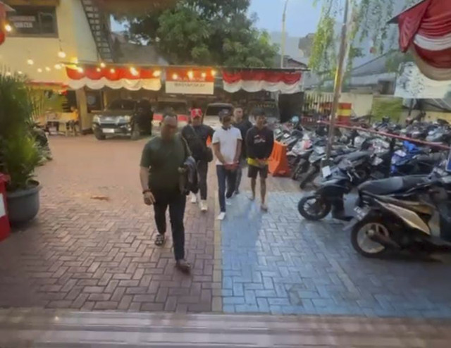 Dua orang preman yang ditangkap Polsek Tambora usai memalak pedagang melon di Pasar Stasiun Angke. Foto: Dok. Polsek Tambora