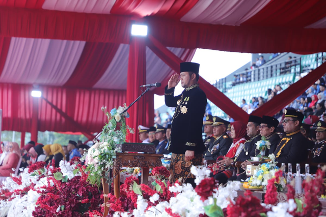 Gubernur Kaltim, H. Rudy Mas’ud saat memimpin upacara HUT ke-80 RI di Gelanggang Olahraga (GOR) Kadrie Oening Samarinda, Minggu (17/8/2025). Foto: Dok. Istimewa