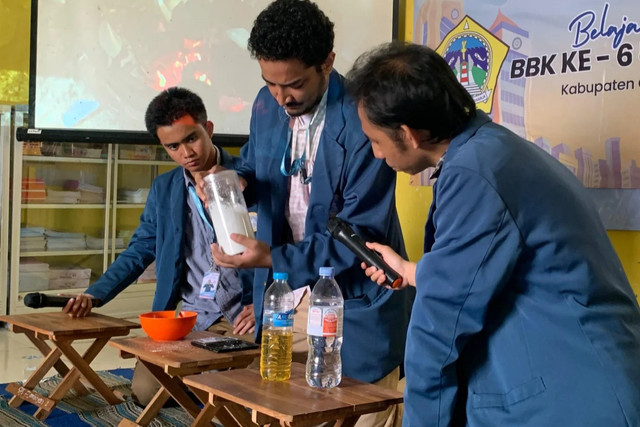 Proses pembuatan sabun dari limbah cangkang kerang hijau. Foto: Humas Unair