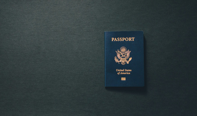 Paspor Hilang Harus Gimana. Foto Hanya Ilustrasi, Bukan Sebenarnya., Sumber Unsplash Kelly Sikkema