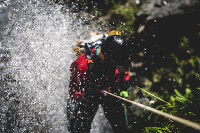 Harga Canyoning Curug Cikondang. Foto hanyalah ilustrasi bukan tempat sebenarnya. Sumber: Unsplash/Han-Hsing Tu