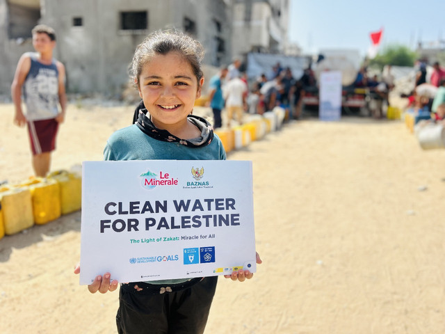 BAZNAS RI dan Le Minerale menyalurkan bantuan 224 ribu liter air bersih untuk masyarakat Gaza, Palestina. Foto: Le Minerale