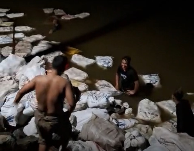 Awak kapal saat sedang mengumpulkan barang muatan kapal. Foto: Dok. Istimewa