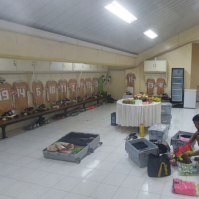 Ruang ganti Semen Padang FC di Stadion Gelora Haji Agus Salim yang dipakai pemain Dewa United pada 15 Agustus 2025. Foto: Semen Padang FC