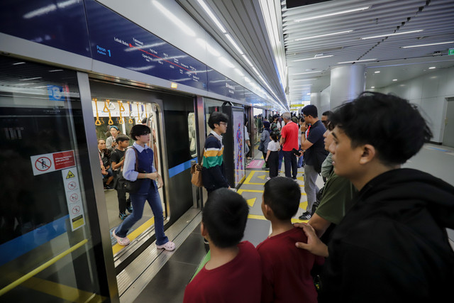 Sejumlah penumpang keluar masuk di Stasiun MRT Jakarta, Senin (18/8/2025).  Foto: Jamal Ramadhan/kumparan