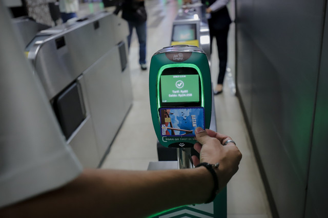 Salah satu penumpang melakukan tap-in di Stasiun MRT seharga 80 rupiah, Senin (18/8/2025).  Foto: Jamal Ramadhan/kumparan