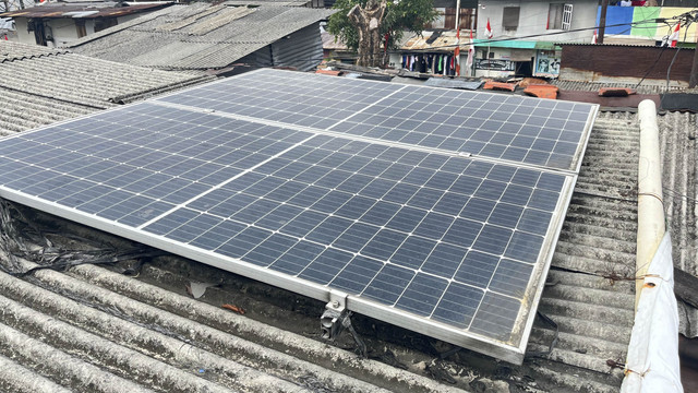 Panel surya yang terpasang di Aula RT 001 RW 03 Kebon Pala, Makasar, Jakarta Timur, Senin (18/8/2025). Foto: Nasywa Athifah/kumparan
