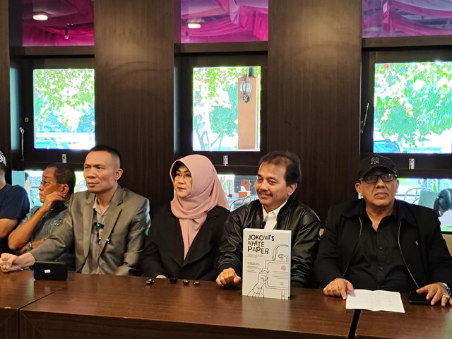 Roy Suryo, Rismon Sianipar, dan dr Tifauzia menggelar soft launching buku "JOKOWI's WHITE PAPER" di Coffee Shop University Club Hotel UGM, Senin (18/8/2025). Foto: Arfiansyah Panji Purnandaru/kumparan