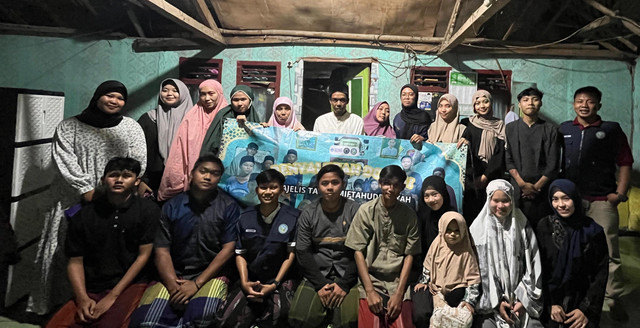 Anggota KKM 76 UNIBA bersama Ustad dan Tokoh Agama Masyarakat desa Babakan Jaya 