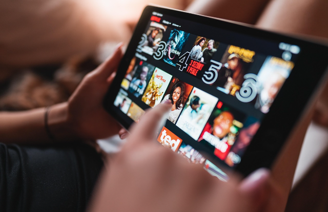Ilustrasi baca manga Demon Slayer. Sumber foto: Pixabay/ yousafbhutta